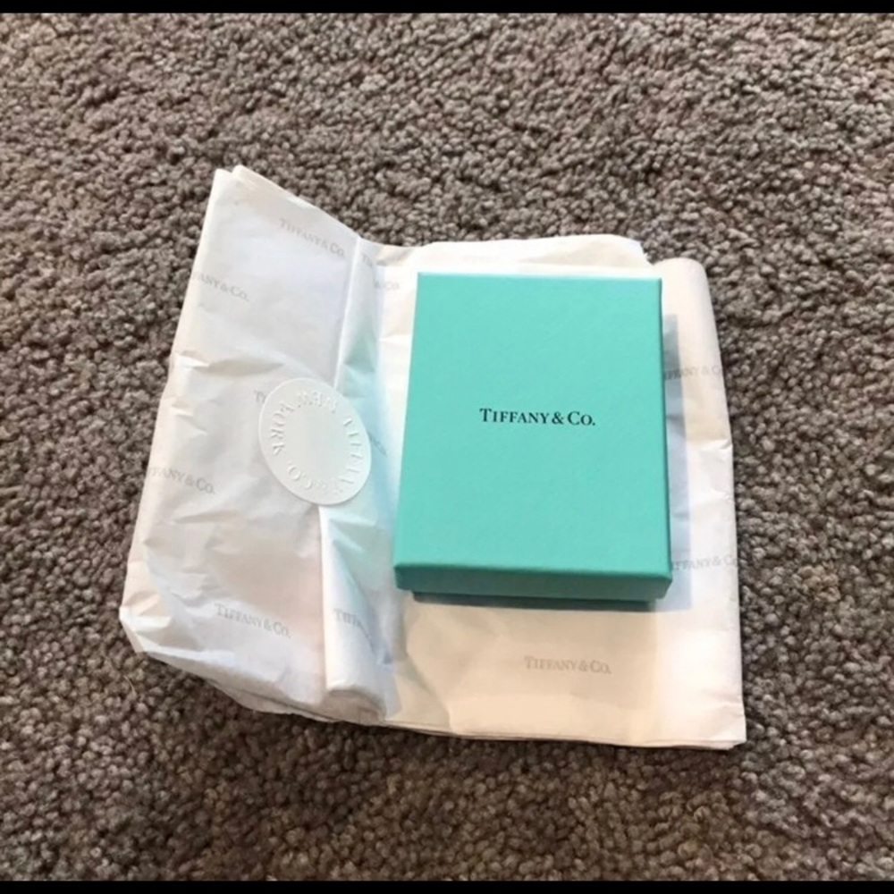 🎖HOST PICK Tiffany & Co. 18K Stud Earrings - Picture 8 of 14